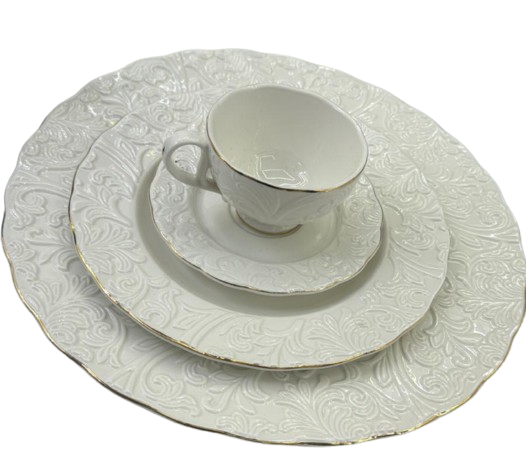 Vaisselle baroque en porcelaine blanche et liseré or